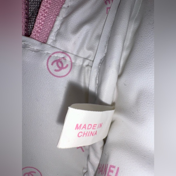 Chanel Makeup Bag! Y2K!! White🤍 and Pink🩷 - Picture 10 of 13